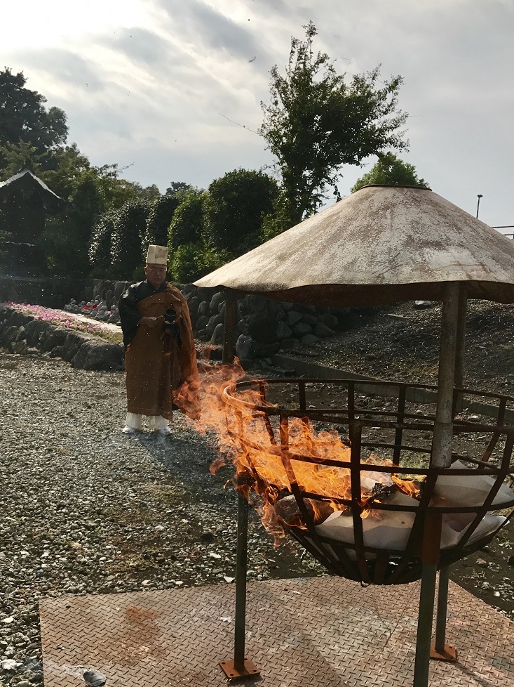 三明寺にてお焚き上げ