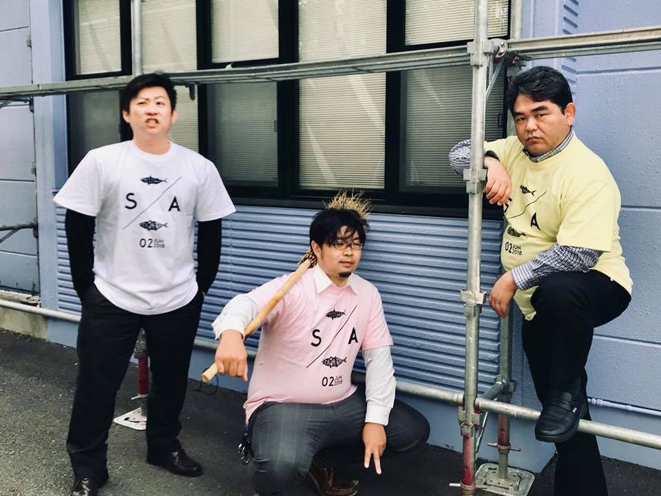 サバソニTシャツを着るアーティスティックスメンバー